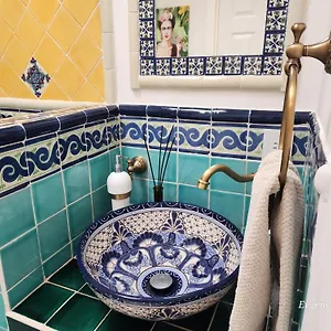https://casa-blanca-boutique.quintano-roohotels.com